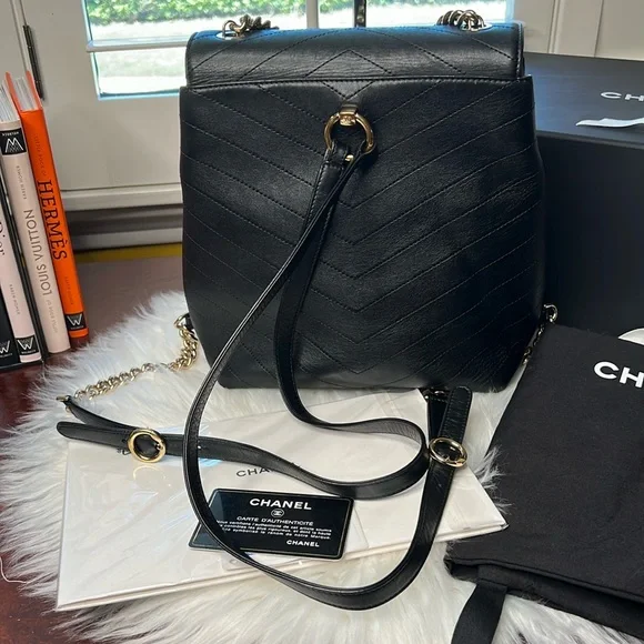 Chanel Black Leather Backpack EC Gold Hardware Turn Lock  display picture 3